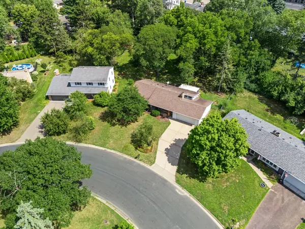 9725 Queen RD, Bloomington, MN 55431