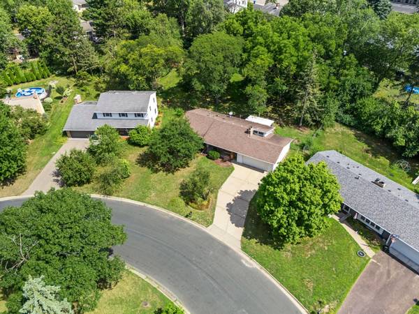 9725 Queen RD, Bloomington, MN 55431