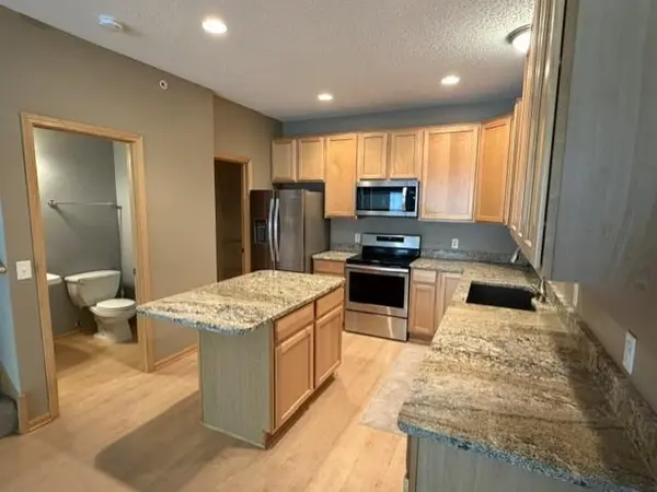4820 Underwood LN N #E, Plymouth, MN 55442