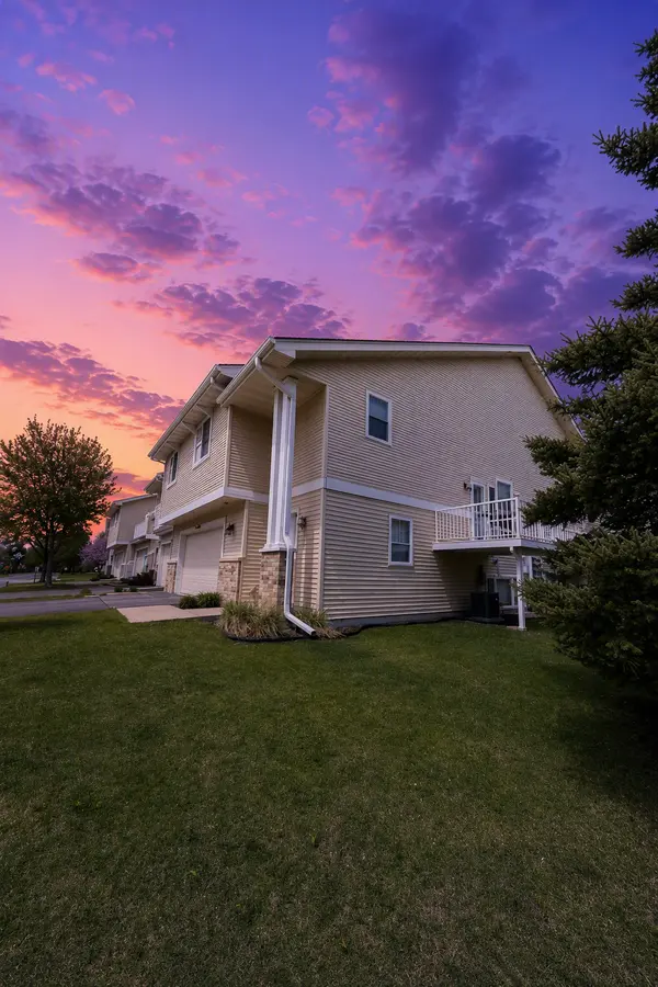 4820 Underwood LN N #E, Plymouth, MN 55442