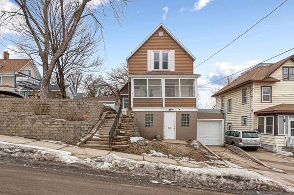 118 1st ST SW, Faribault, MN 55021