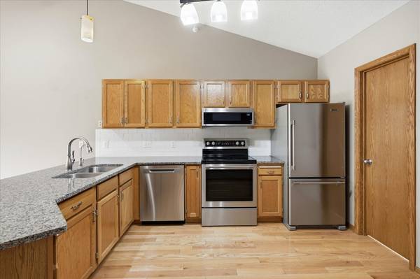 10605 44th AVE N #E, Plymouth, MN 55442
