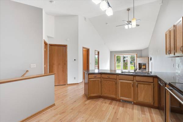 10605 44th AVE N #E, Plymouth, MN 55442
