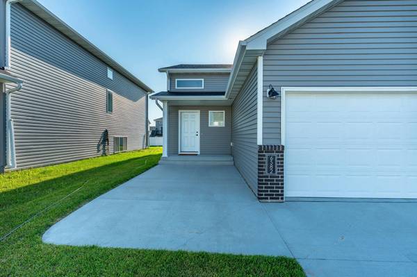 6582 28th ST S, Fargo, ND 58104