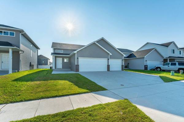 6582 28th ST S, Fargo, ND 58104