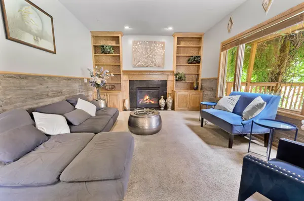 370 Liberty Heights DR, Chaska, MN 55318