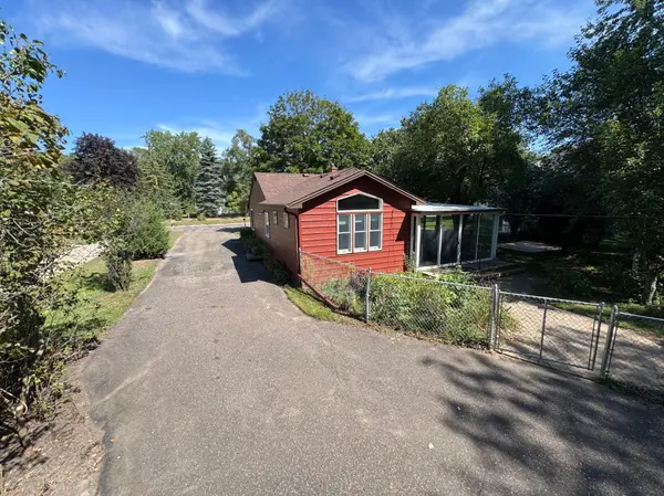 830 Sandhurst DR W, Roseville, MN 55113