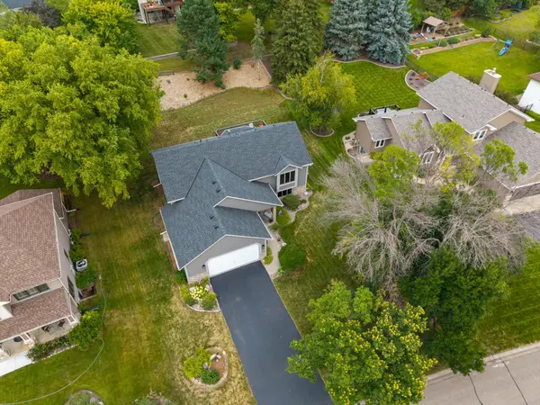 1123 Ridge Bluff DR, Chaska, MN 55318