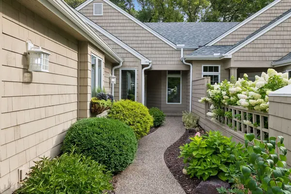 23780 Lawtonka DR, Excelsior, MN 55331