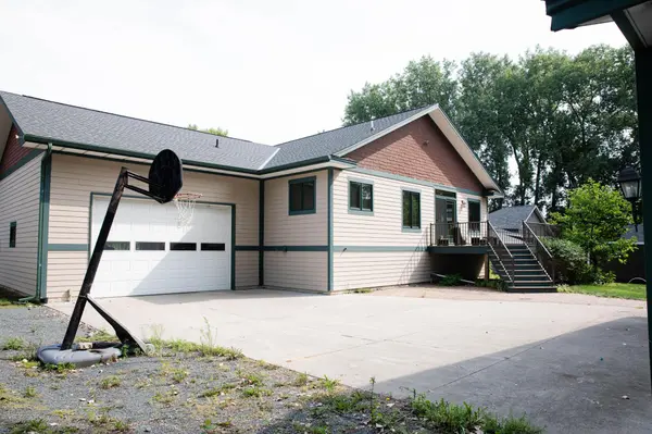 930 County Road C E, Maplewood, MN 55109