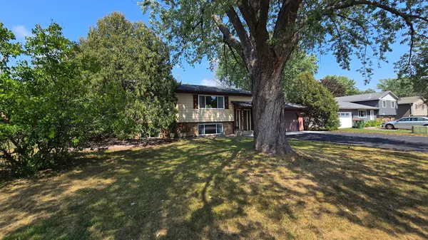 2641 Ridge LN, Mounds View, MN 55112