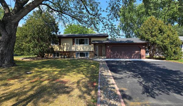 2641 Ridge LN, Mounds View, MN 55112