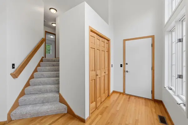 2320 Parkview LN, Woodbury, MN 55125