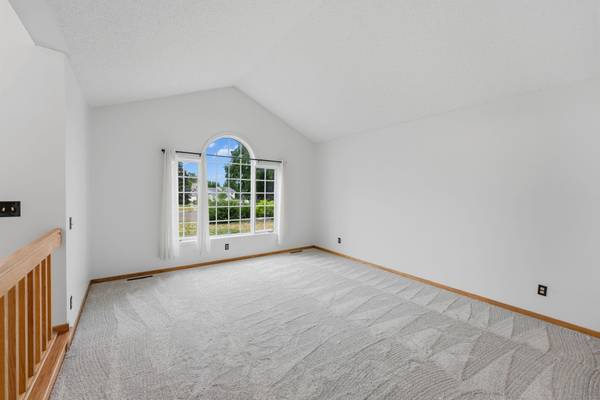 2320 Parkview LN, Woodbury, MN 55125