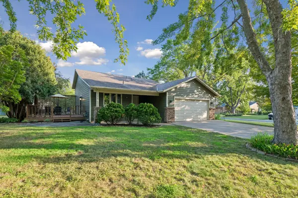 951 Redwing CT, Chanhassen, MN 55317
