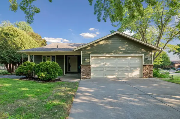 951 Redwing CT, Chanhassen, MN 55317