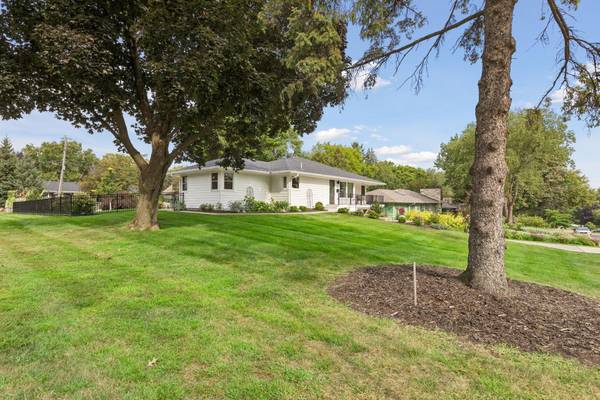 5724 Code AVE, Edina, MN 55436