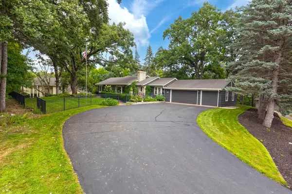 7030 Donlea LN, Eden Prairie, MN 55346