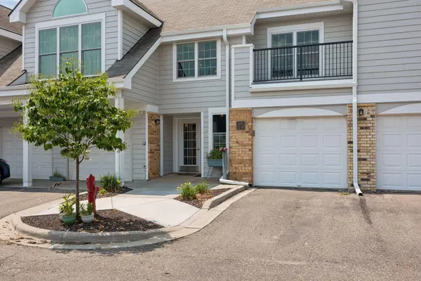 6040 Chasewood Pkwy #2, Minnetonka, MN 55343