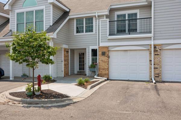 6040 Chasewood Pkwy #2, Minnetonka, MN 55343