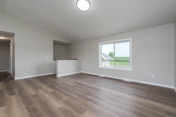 123 Erin CT, Nicollet, MN 56074