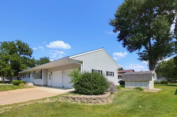 108 Park ST N, Fairfax, MN 55332