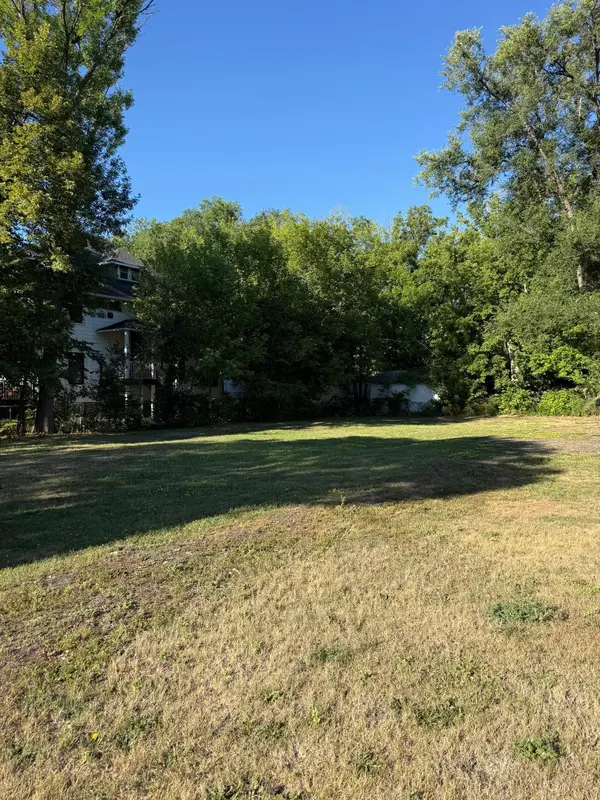 305 University DR S, Fargo, ND 58103
