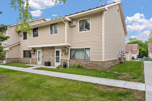 16 E 13th ST, Waconia, MN 55387