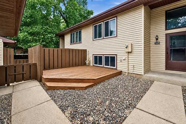 148 River Woods LN, Burnsville, MN 55337