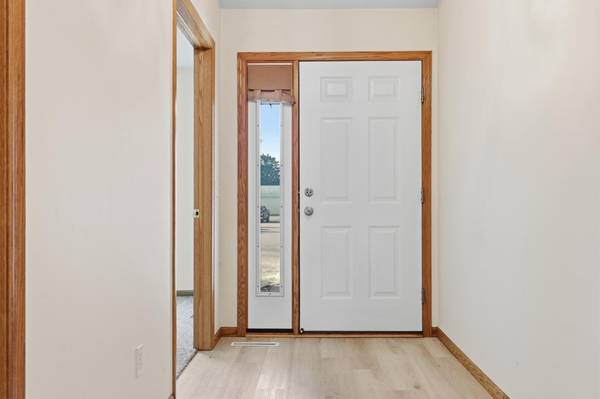 614 Golden Gate LN, Winsted, MN 55395