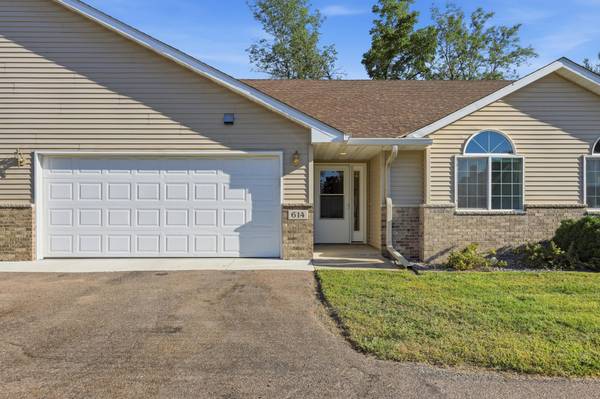 614 Golden Gate LN, Winsted, MN 55395
