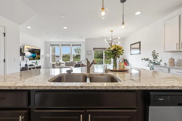 762 Stonegate RD, Chanhassen, MN 55317