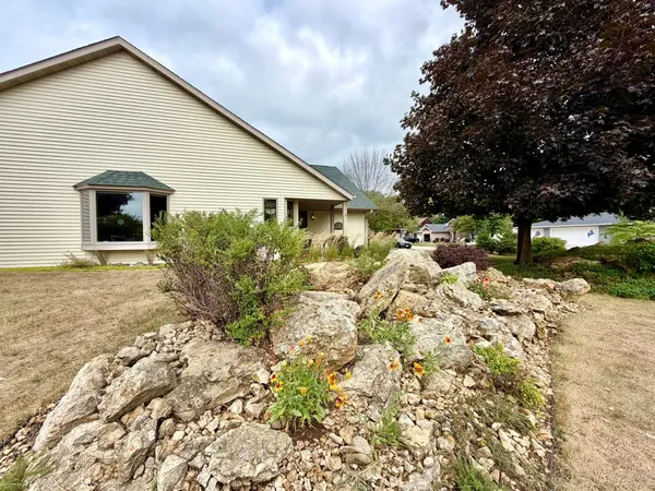 2520 Sunny Meadow LN, Red Wing, MN 55066