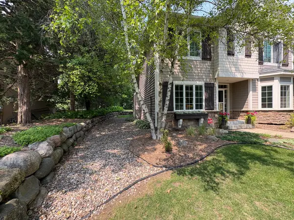 6560 Shadow LN, Chanhassen, MN 55317