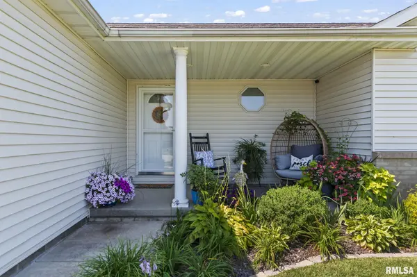 415 Brookside Glen DR, Sherman, IL 62684