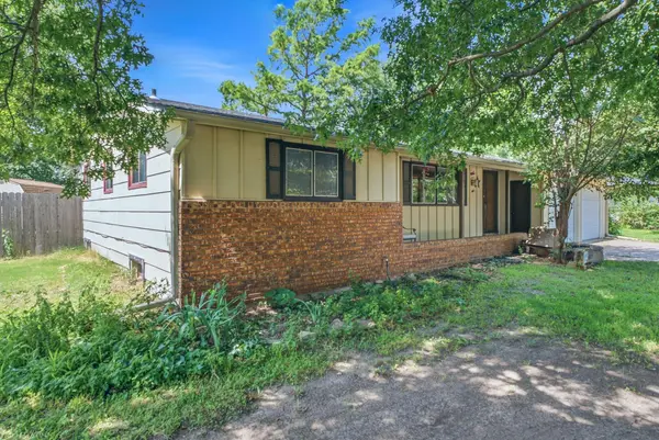 15 Sunset Drive, Hesston, KS 67062