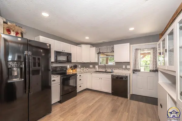 8822 Hilltop RD, Ozawkie, KS 66070
