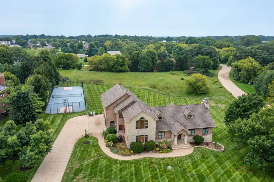 8208 Country Shire LN, Spring Grove, IL 60081