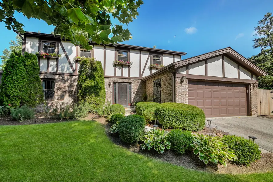 229 N Whispering Hills DR, Naperville, IL 60540