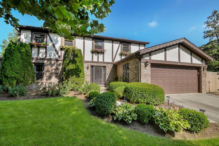 229 N Whispering Hills DR, Naperville, IL 60540