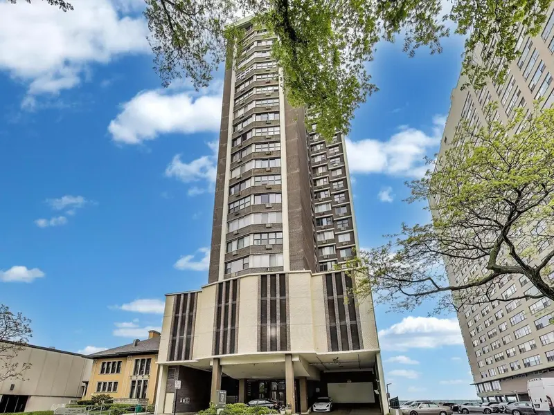 6325 N Sheridan RD #2106, Chicago, IL 60660