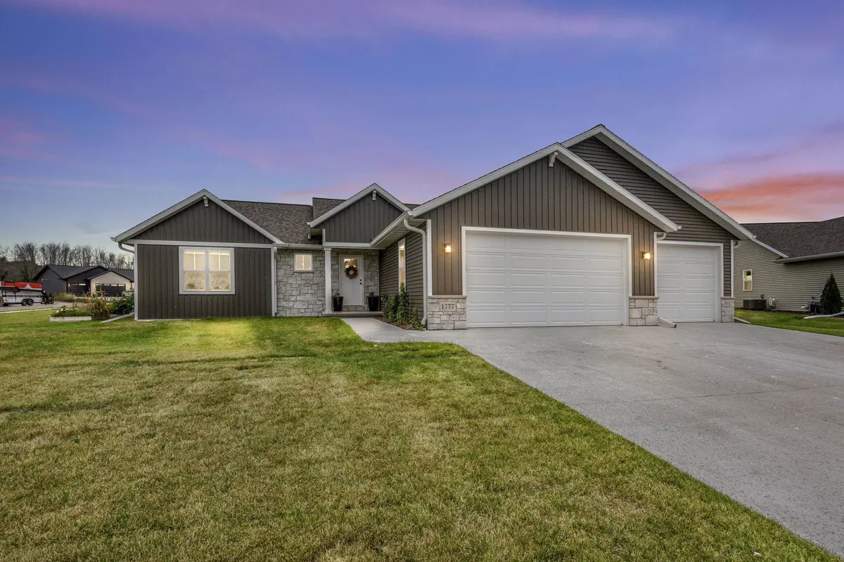 1777 LOYAL DR, Neenah, WI 54956