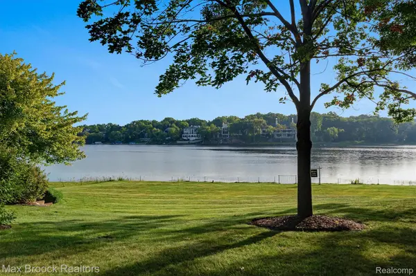 1832 Long Lake Shore DR, Bloomfield Charter Township, MI 48302