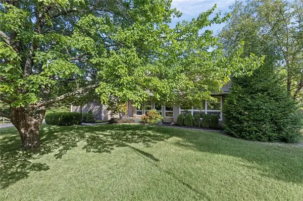 25050 W 129th TER, Olathe, KS 66061