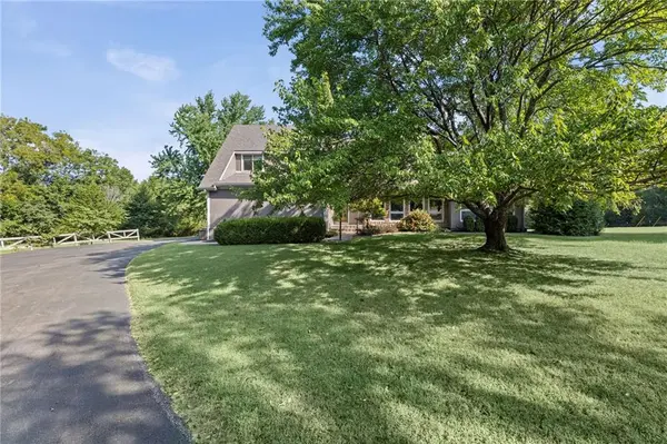 25050 W 129th TER, Olathe, KS 66061