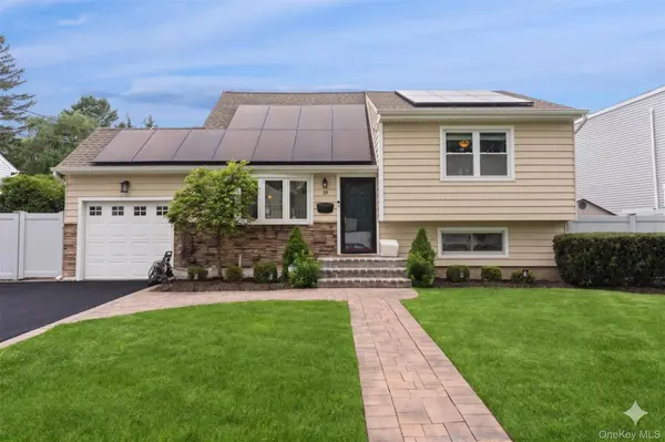 19 Fleetwood AVE, Melville, NY 11747