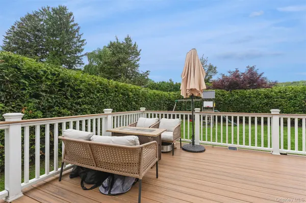19 Fleetwood AVE, Melville, NY 11747