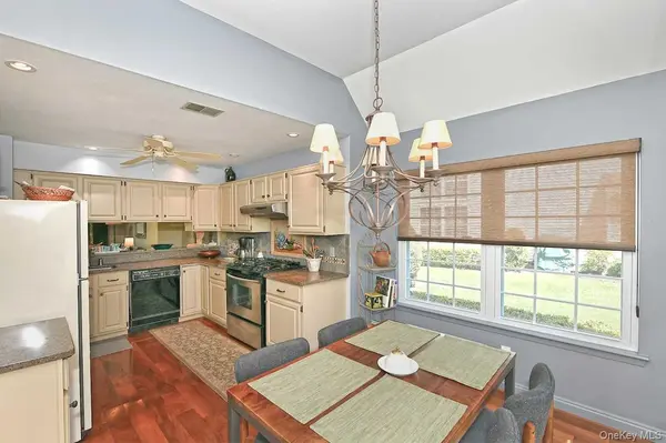 26 Mystic CIR #26, Bay Shore, NY 11706