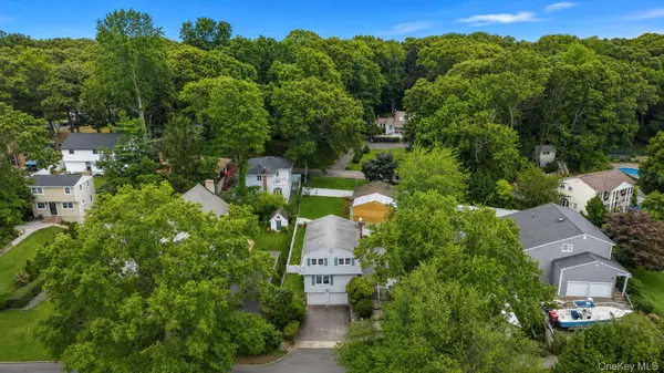 35 Sanford ST, Huntington Station, NY 11746