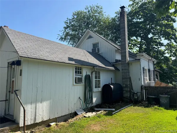 30 Clinton ST, Center Moriches, NY 11934